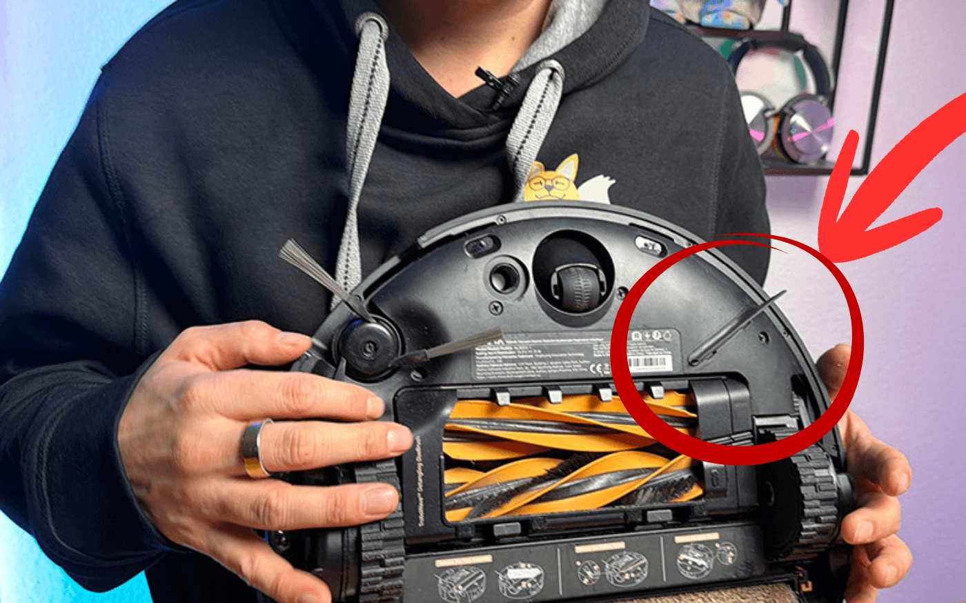 Das Schmutzleitsystem des MOVA Z60 auf der Unterseite des Roboters ist zu sehen.